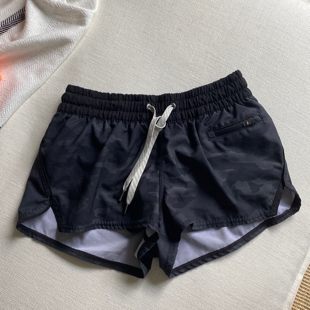 vuori clementine shorts in black camo